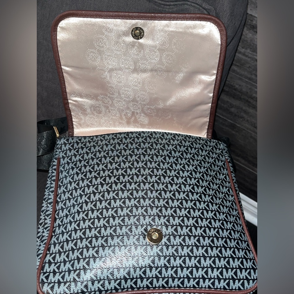Michael Kors MK Monogram Crossbody Bag Brown Trim Medium Everyday Purse 10.25” - Picture 6 of 15